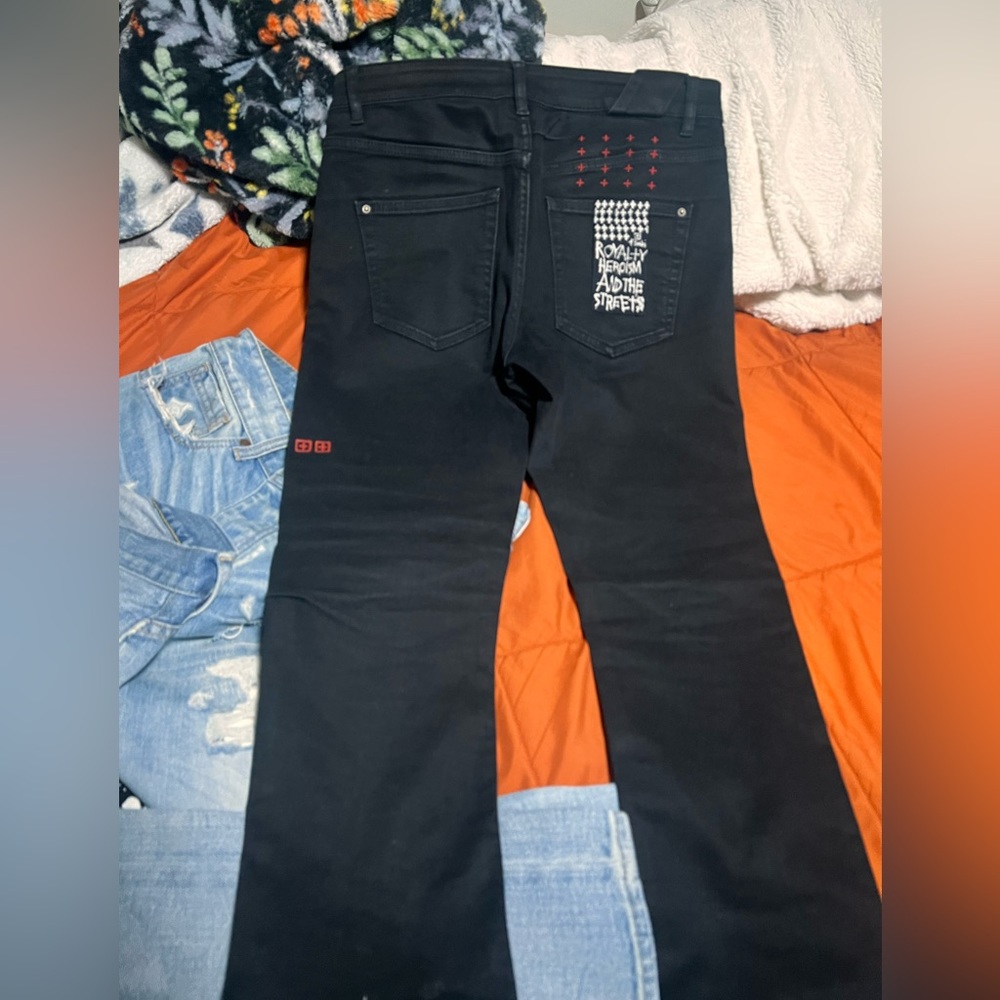 My boyfriend is selling some of his lightly worn some new jeans !!